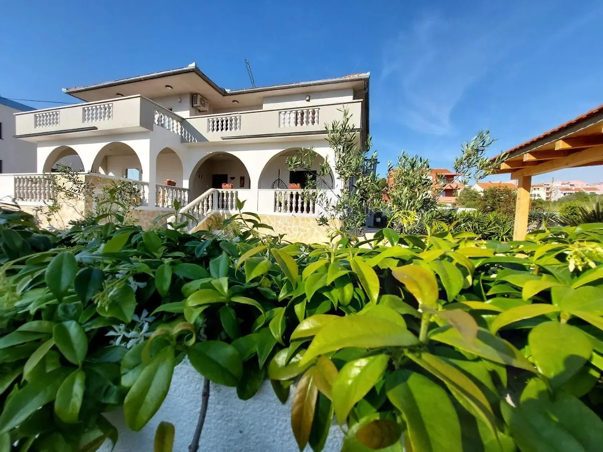 Apartment Green Oasis زادار