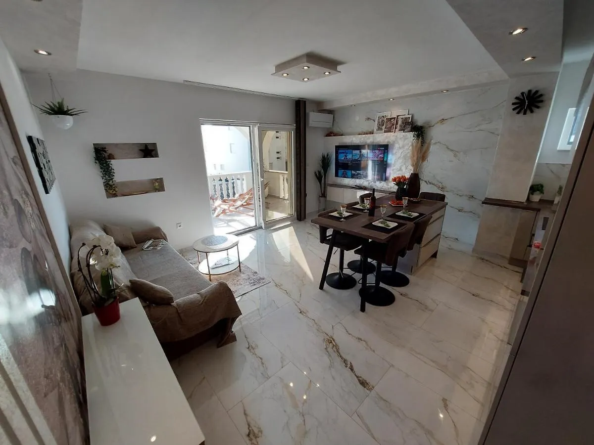 Apartment Green Oasis زادار