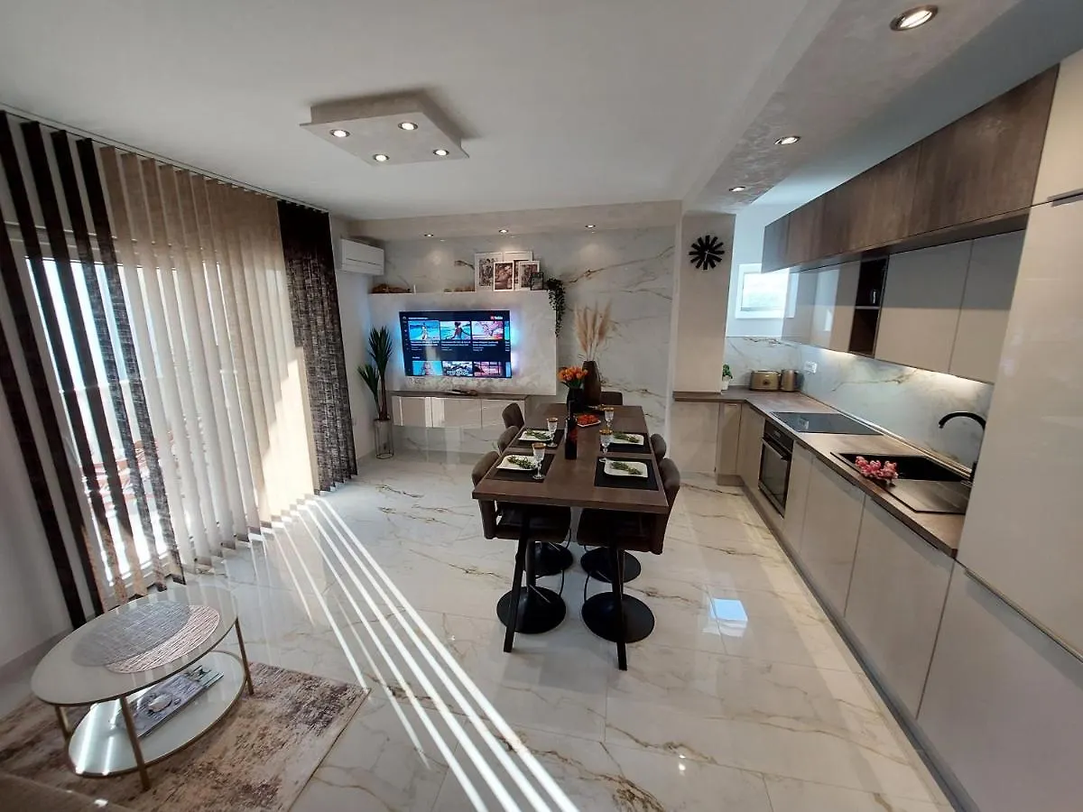 Apartment Green Oasis زادار