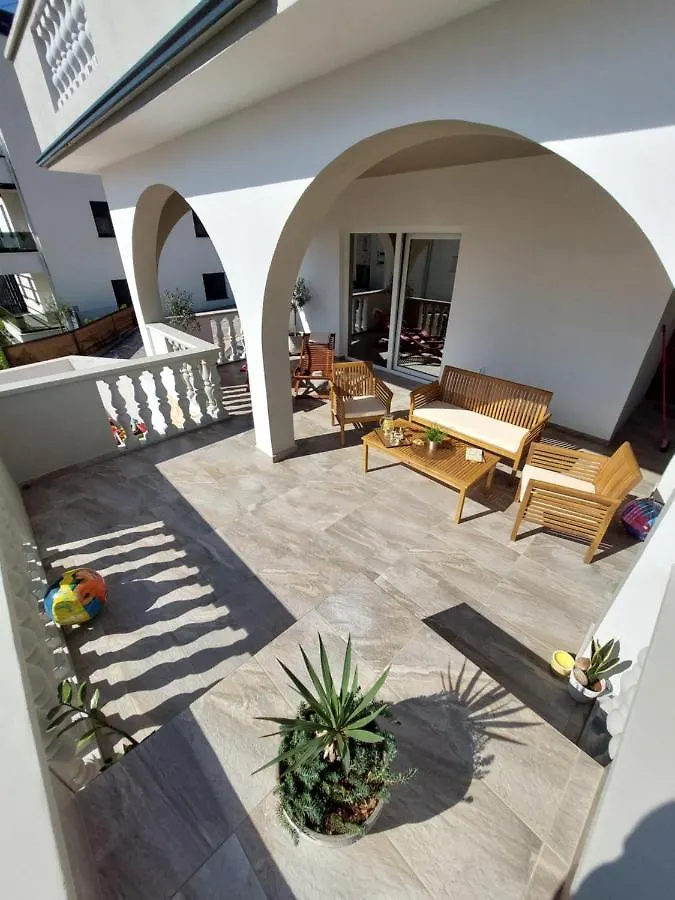 Apartment Green Oasis زادار