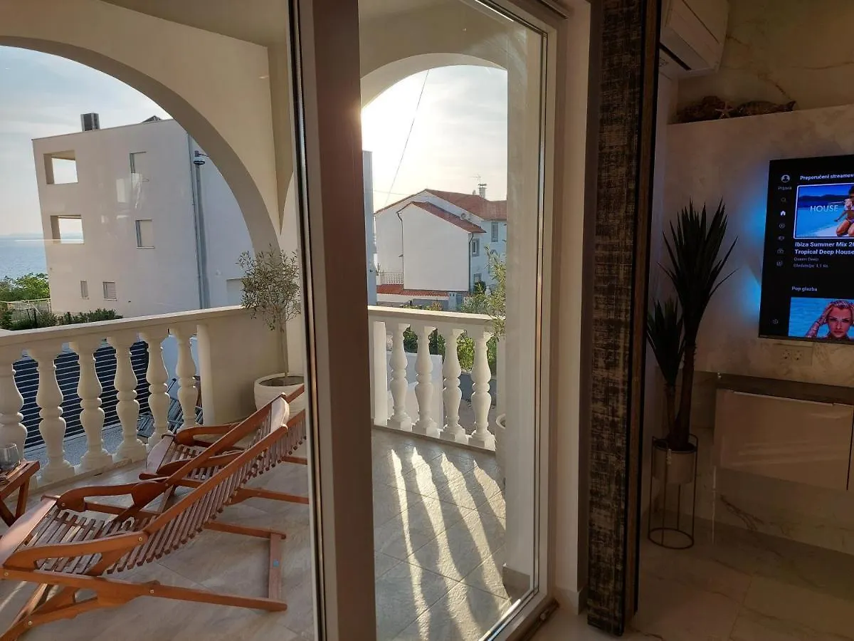 Apartment Green Oasis زادار