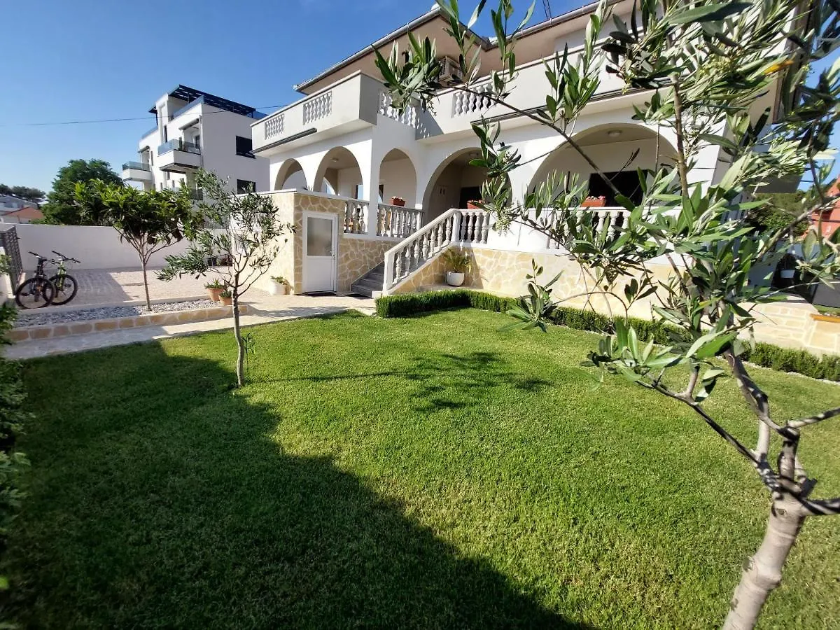 Apartment Green Oasis زادار