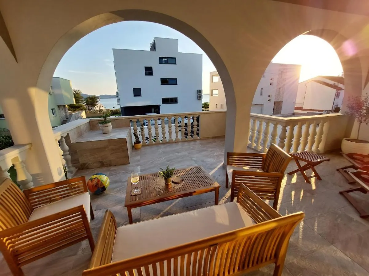 Apartment Green Oasis زادار