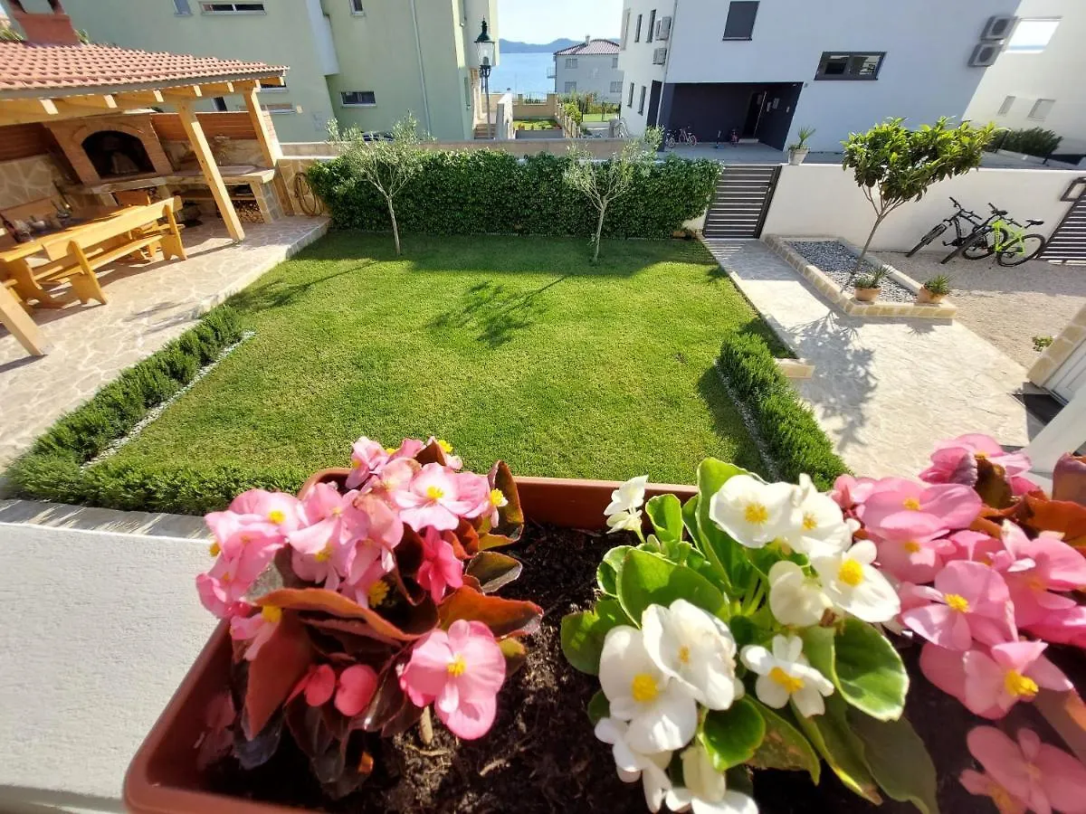 Apartment Green Oasis زادار