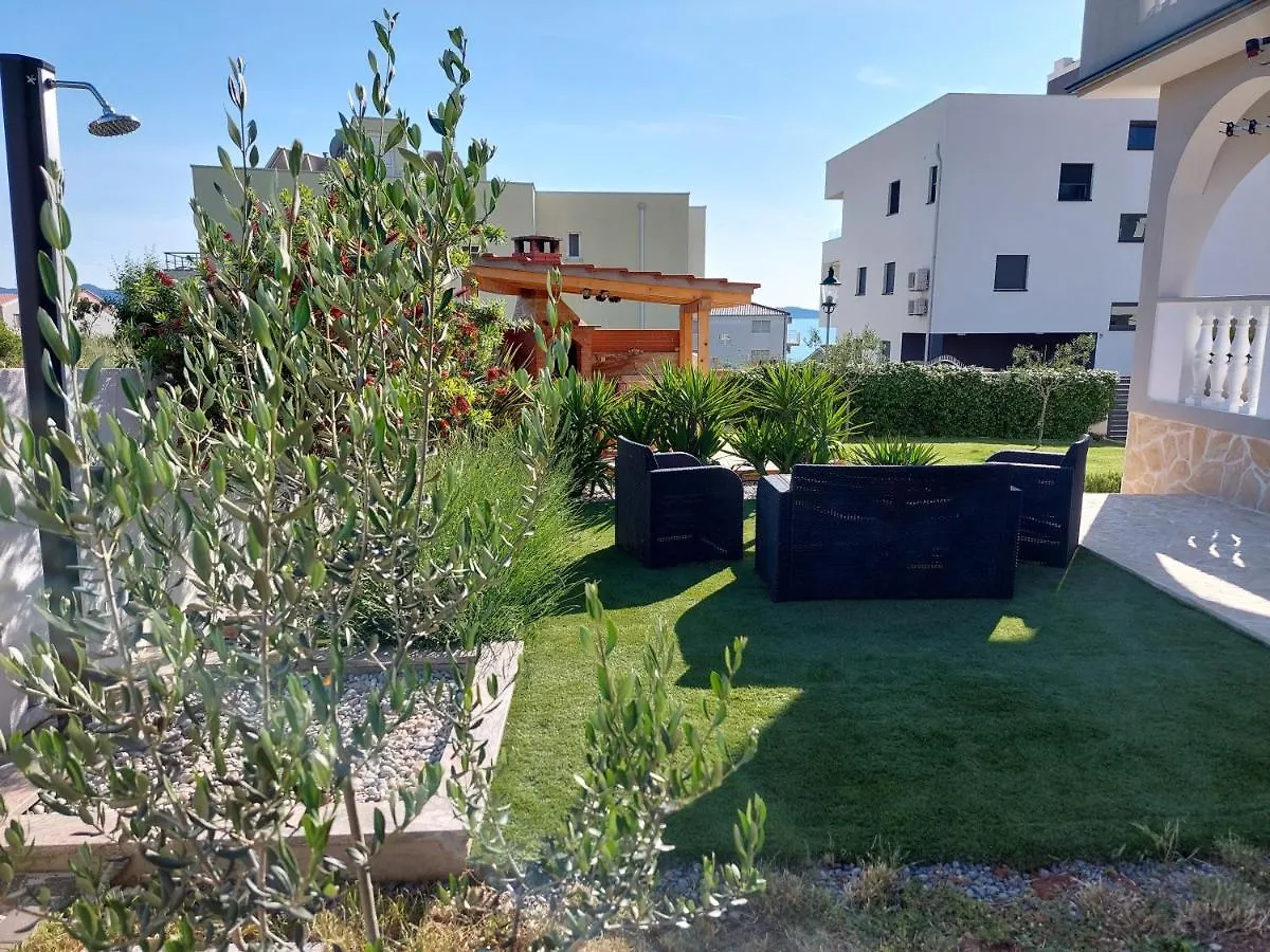 Apartment Green Oasis زادار